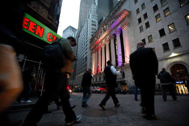 2012-10-31T121018Z-01-NYK501-RTRMDNP-3-STORM-SANDY-NYSE-JPG4311082962842875205