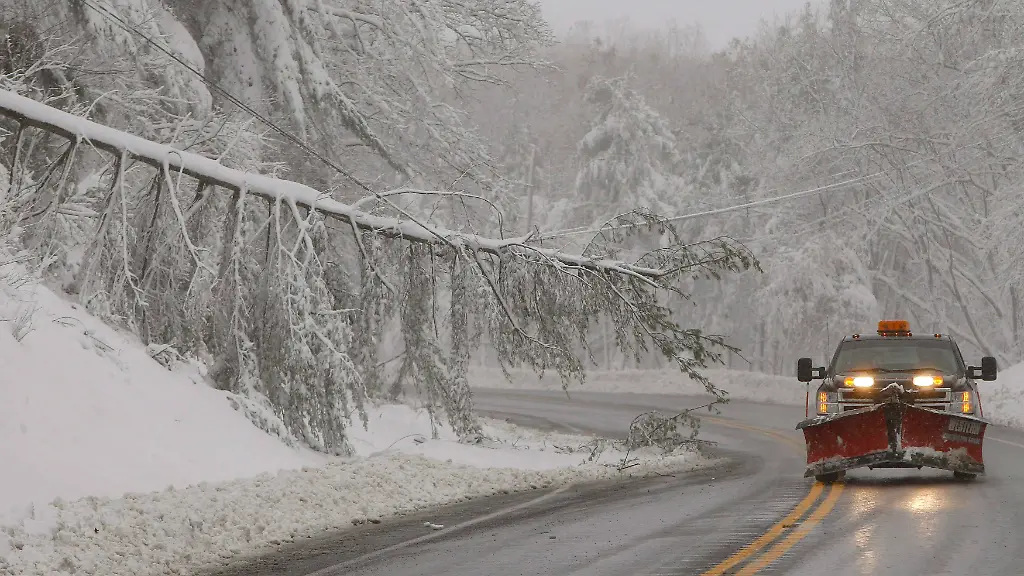 2012-10-30T231550Z-01-GAR14-RTRMDNP-3-STORM-SANDY-JPG6347701127904459914