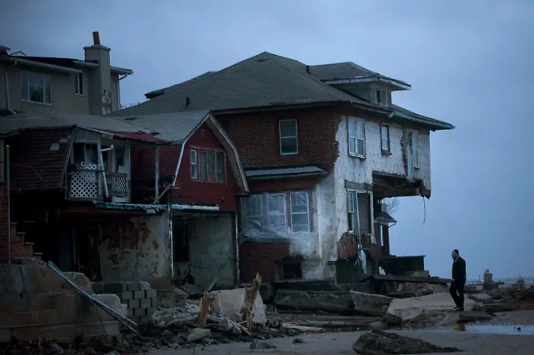 2012-10-30T235539Z-01-NYK307-RTRMDNP-3-STORM-SANDY-JPG3021370635935949855