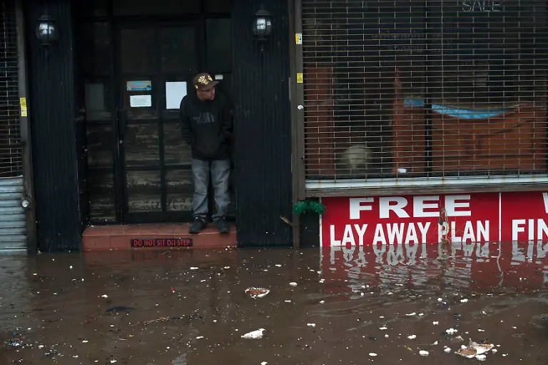 2012-10-30T182038Z-01-KDB110-RTRMDNP-3-STORM-SANDY-JPG9155811329200786113