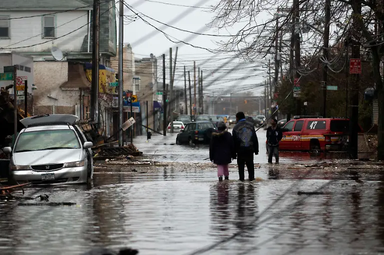 2012-10-30T183314Z-01-KDB119-RTRMDNP-3-STORM-SANDY-JPG2605296125170498863