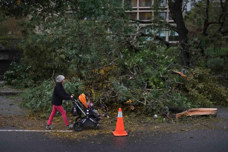 2012-10-30T190728Z-01-AAL111-RTRMDNP-3-STORM-SANDY-JPG2787330852817321448