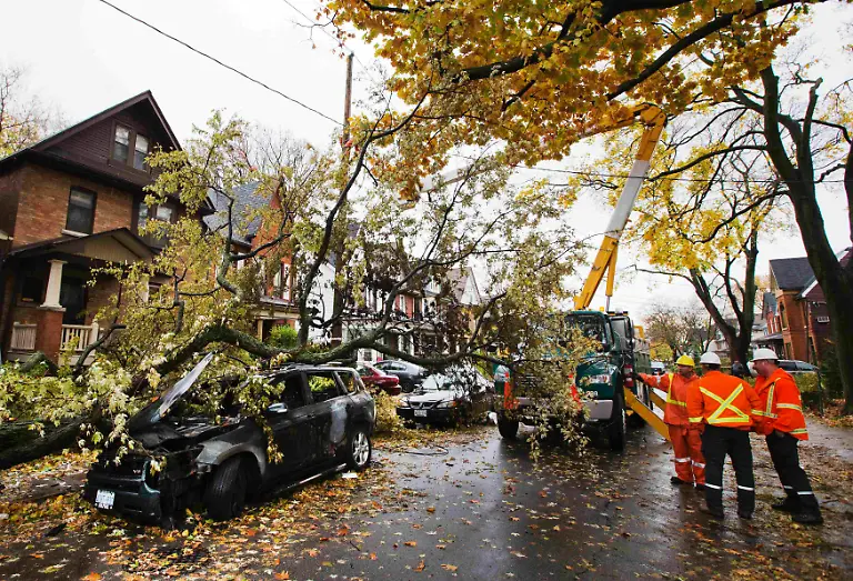 2012-10-30T192546Z-01-MDB109-RTRMDNP-3-STORM-SANDY-CANADA-JPG3404345964652991462