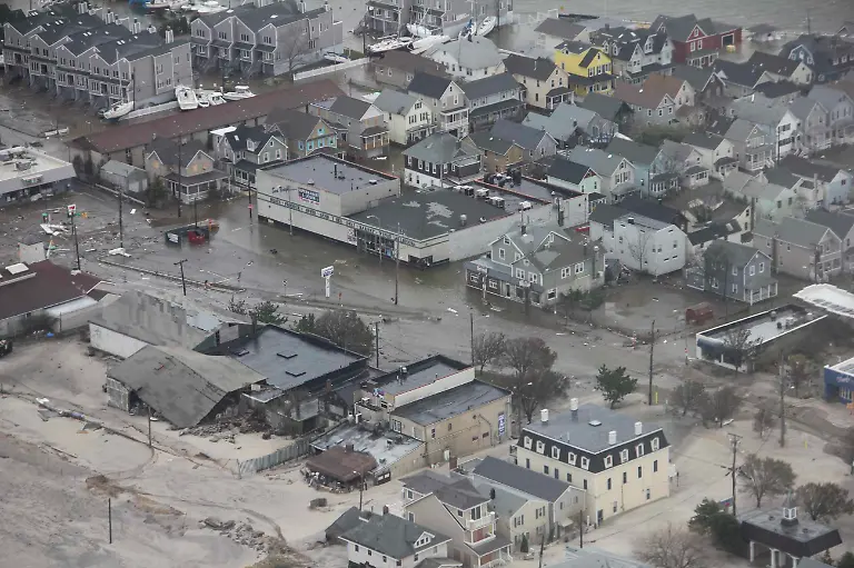 2012-10-30T204737Z-01-TOR635-RTRMDNP-3-STORM-SANDY-JPG8286570574505928511