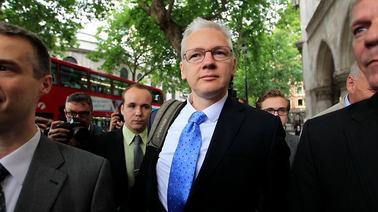 Julian Assange gab sich auf dem Weg zum High Court in London wenig auskunftsfreudig. 