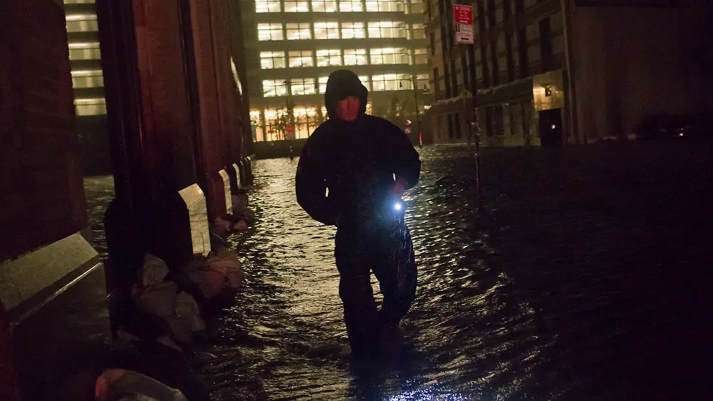 2012-10-30T063513Z-01-AAL101-RTRMDNP-3-STORM-SANDY-NYSE-JPG5179144257373098915