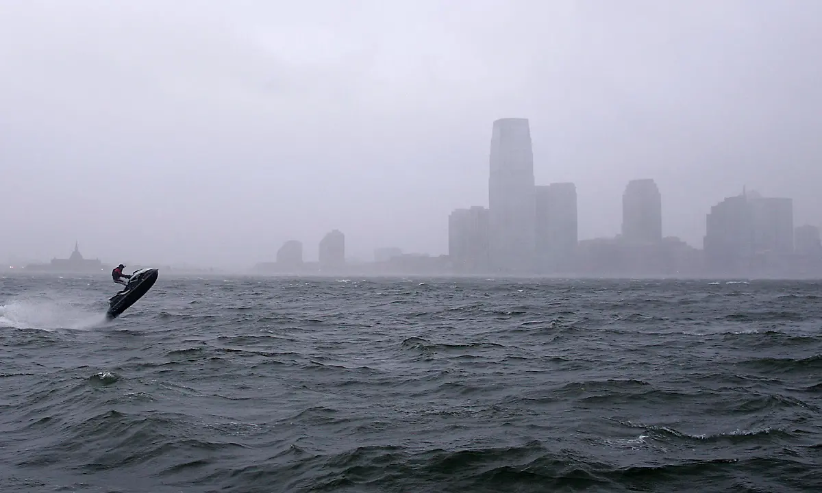 2012-10-29T222049Z-01-NYC115-RTRMDNP-3-STORM-SANDY-HURRICANE-JPG8362512761890225598