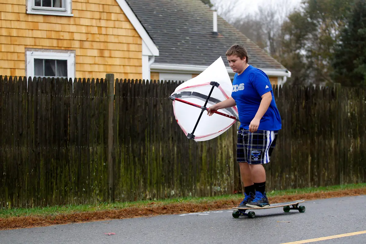 2012-10-29T191000Z-01-BOS209-RTRMDNP-3-STORM-SANDY-JPG3850720108934971356