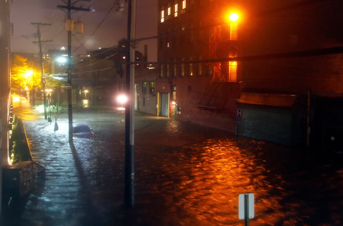 2012-10-30T011110Z-01-HOB132-RTRMDNP-3-STORM-SANDY-HURRICANE-JPG6228019184932977521