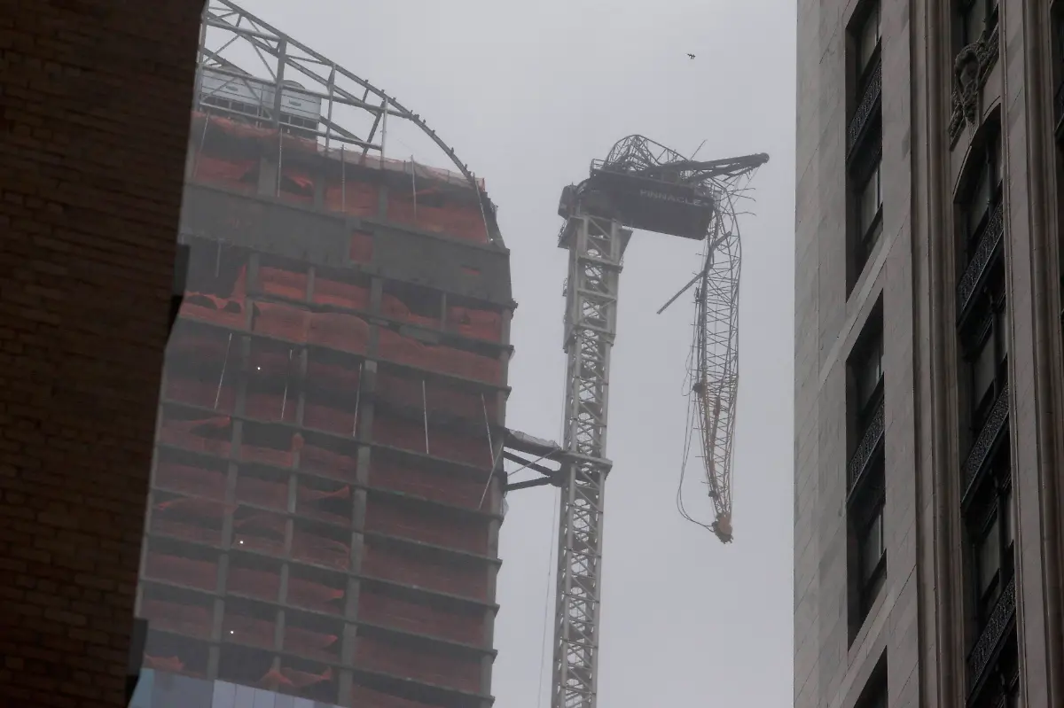 2012-10-30T013355Z-01-NYK706-RTRMDNP-3-STORM-SANDY-CRANE-JPG329615143259443948