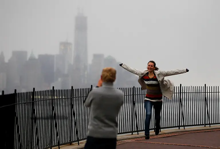 2012-10-28T231652Z-01-HOB01-RTRMDNP-3-STORM-SANDY-JPG6914379289238957784