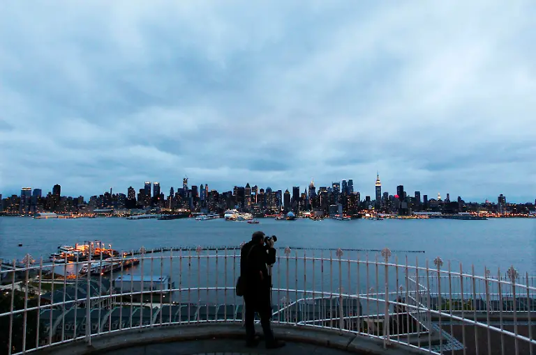 2012-10-28T233236Z-01-HOB03-RTRMDNP-3-STORM-SANDY-JPG5755740735069019818