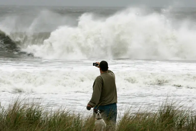 2012-10-28T163631Z-01-TM04-RTRMDNP-3-STORM-SANDY-JPG4962700560673188541