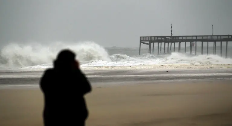 2012-10-28T223354Z-01-OCN05-RTRMDNP-3-STORM-SANDY-JPG9131771569654232809