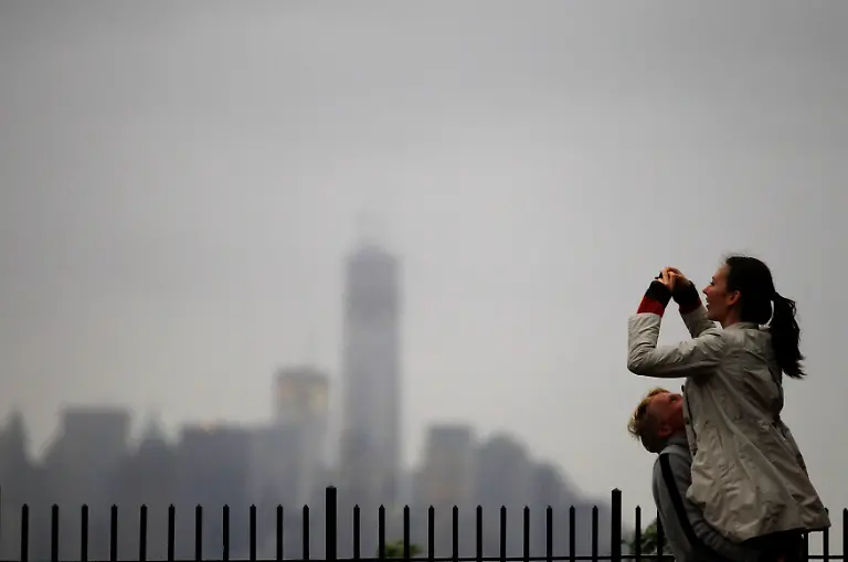 2012-10-28T232707Z-01-HOB02-RTRMDNP-3-STORM-SANDY-JPG6483010125346625979