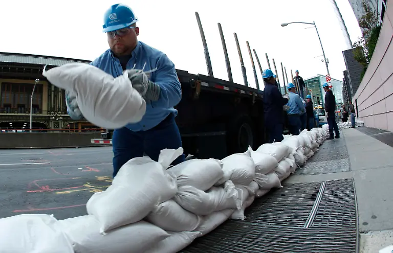 2012-10-28T204154Z-01-NYC123-RTRMDNP-3-STORM-SANDY-JPG8035667361126971545