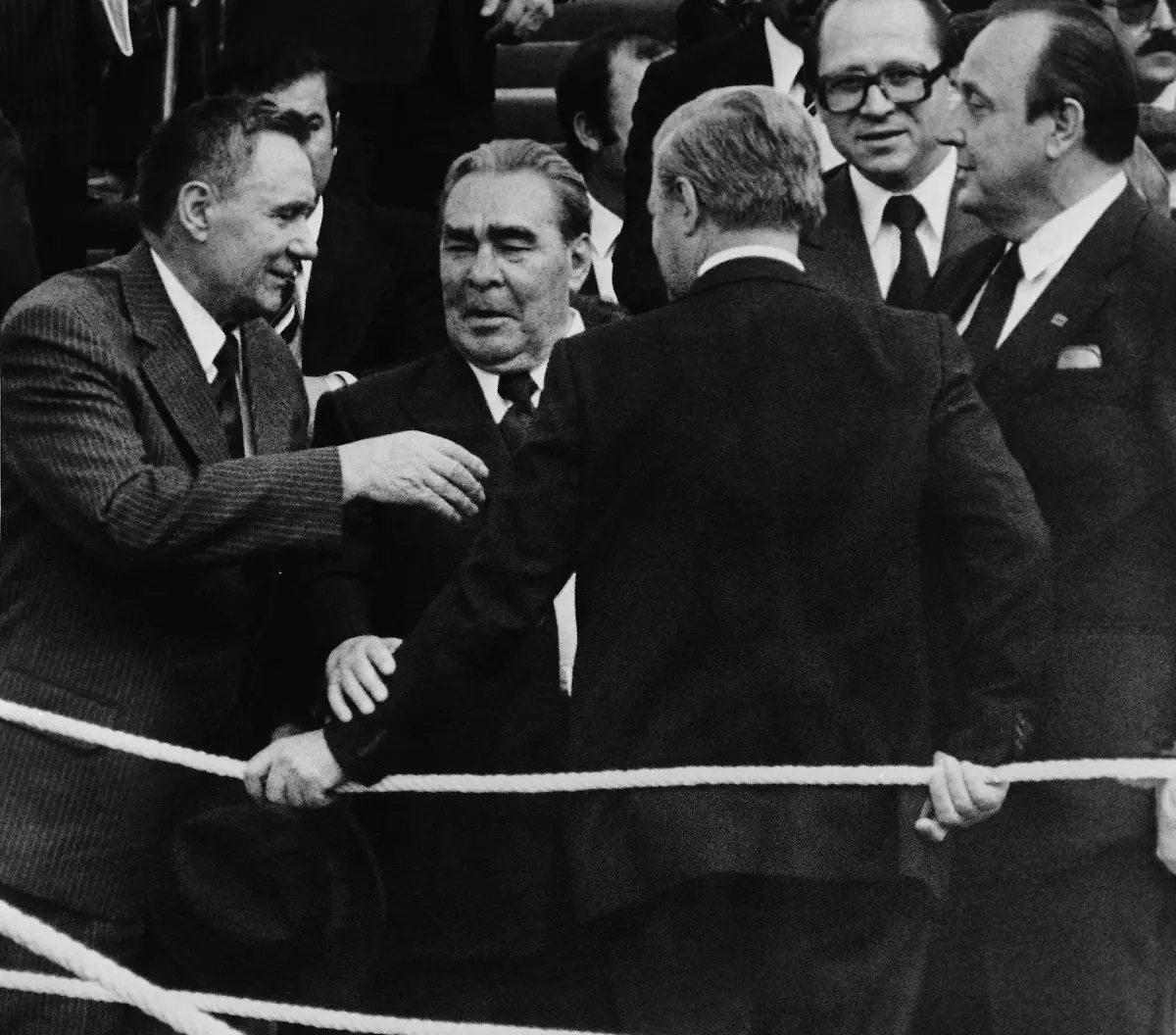 Breschnew-Schmidt-Tito-Beerdigung-080580