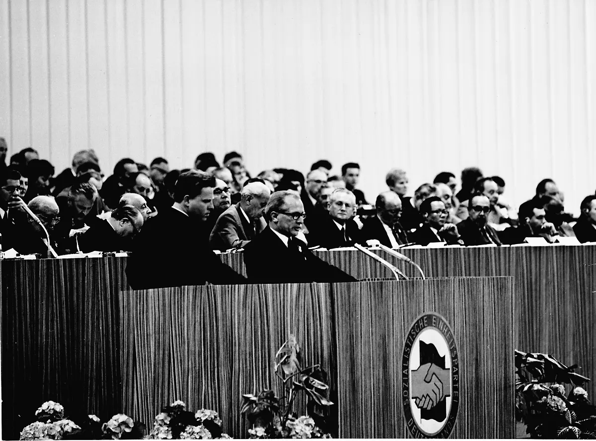 Breschnew-SED-Parteitag-1971