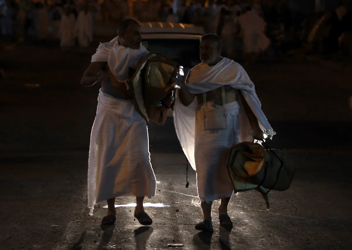 2012-10-24T211211Z-01-AMR04-RTRMDNP-3-SAUDI-HAJ-ISLAM-JPG5548235285533285106