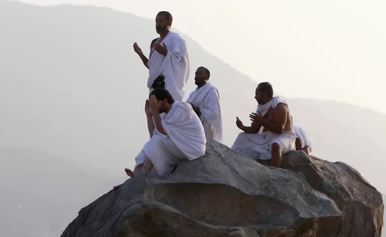 2012-10-25T105946Z-01-AMR040-RTRMDNP-3-SAUDI-HAJ-ISLAM-JPG6095128296662917348