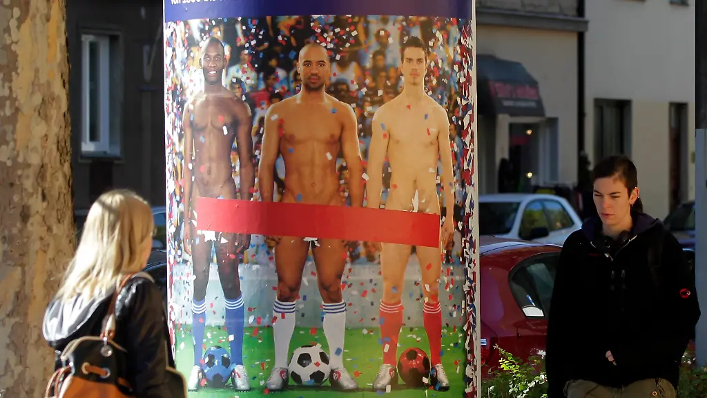 2012-10-17T134222Z-01-HPR02-RTRMDNP-3-AUSTRIA-MEN-NAKED-JPG5979232455098680864