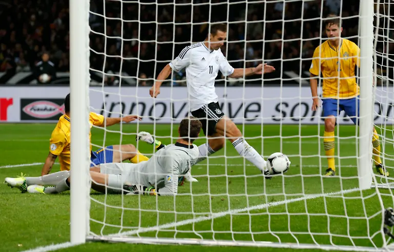 2012-10-16T192415Z-01-BER04-RTRMDNP-3-SOCCER-WORLD-JPG7421683977775324667