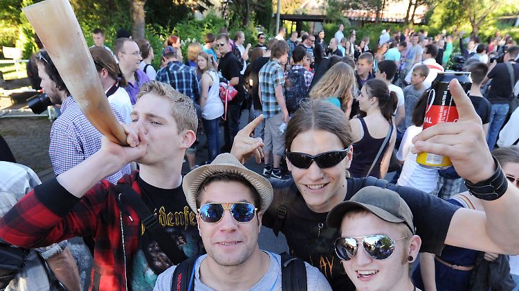 Bei Thessas Party waren über 1000 Leute erschienen.