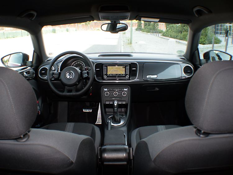 Auch bei der Gestaltung des Cockpits haben sich die Designer vom ersten Käfer inspirieren lassen.