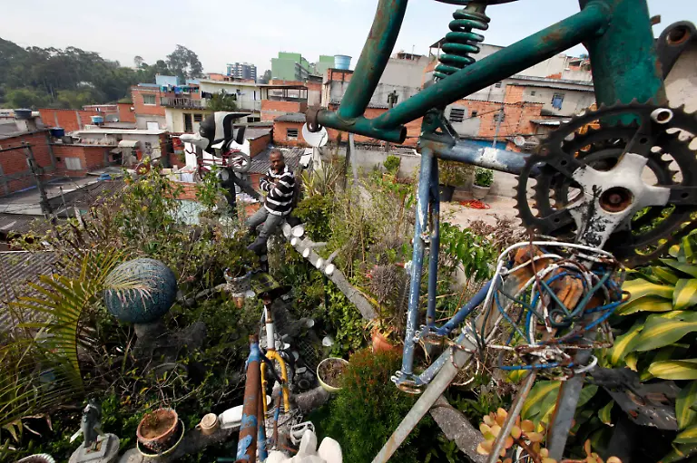 2012-10-11T171220Z-01-PW06-RTRMDNP-3-BRAZIL-JPG8766386862573457866