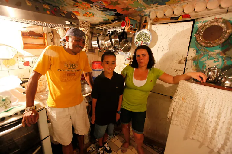 2012-10-11T171549Z-01-PW11-RTRMDNP-3-BRAZIL-JPG6416292739304346648