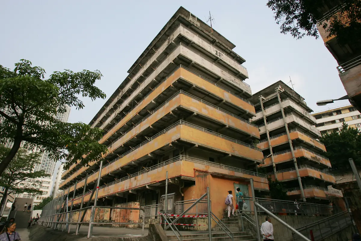 RTR1IEMD-jpg-oldest-public-housing-estate-2006-abgerissen-war-gebaut-worden-als-ein-Feuer-1953-die-Unterkuenfte-immigrierter-Chinesen-zerstoerte-53-000-Menschen-wurden-damals-obdachlos