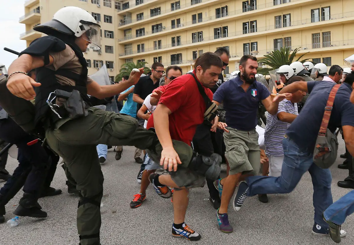 2012-10-04T113425Z-01-YAN10-RTRMDNP-3-GREECE-PROTEST-JPG6695148815265343930