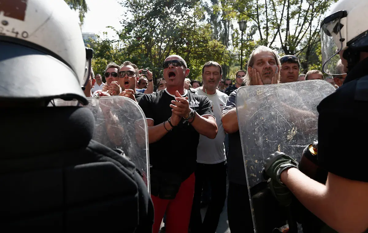2012-10-05T102728Z-01-YAN52-RTRMDNP-3-GREECE-PROTEST-JPG4096238361791959520