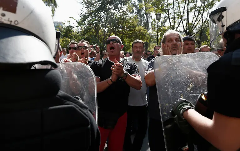 2012-10-05T102728Z-01-YAN52-RTRMDNP-3-GREECE-PROTEST-JPG4096238361791959520