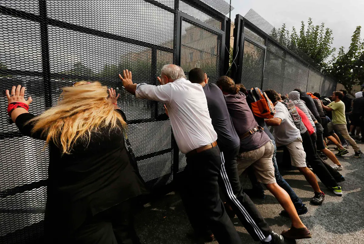 2012-10-09T145504Z-01-YAN62-RTRMDNP-3-GREECE-MERKEL-JPG7466809996642686484