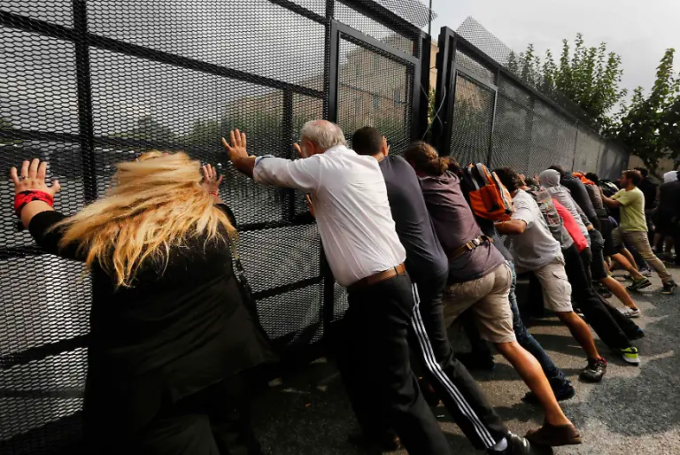 2012-10-09T145504Z-01-YAN62-RTRMDNP-3-GREECE-MERKEL-JPG7466809996642686484