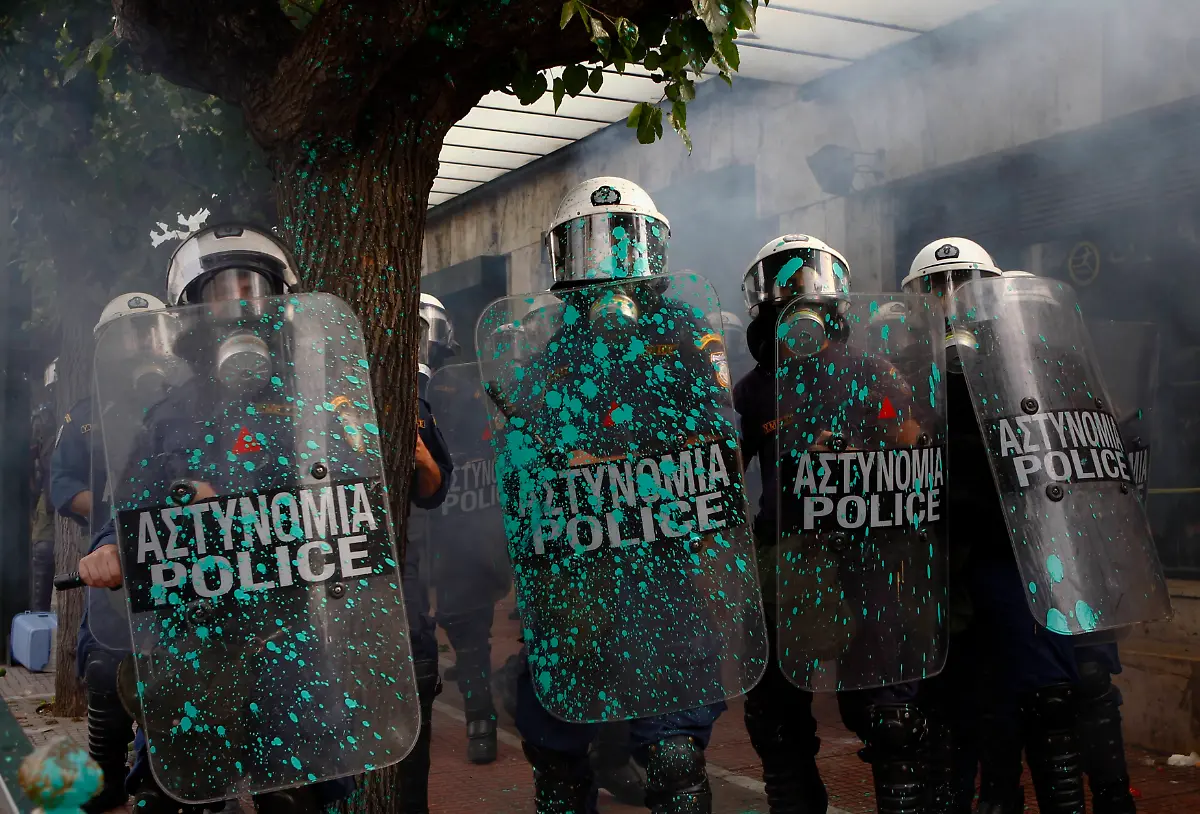 2012-10-09T140213Z-01-YAN57-RTRMDNP-3-GREECE-MERKEL-JPG5935233731609887446