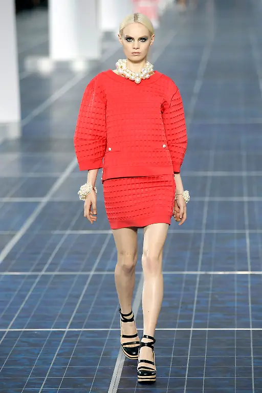 2012-10-02T112304Z-01-BTE472-RTRMDNP-3-FASHION-FRANCE-JPG4653631051133583223