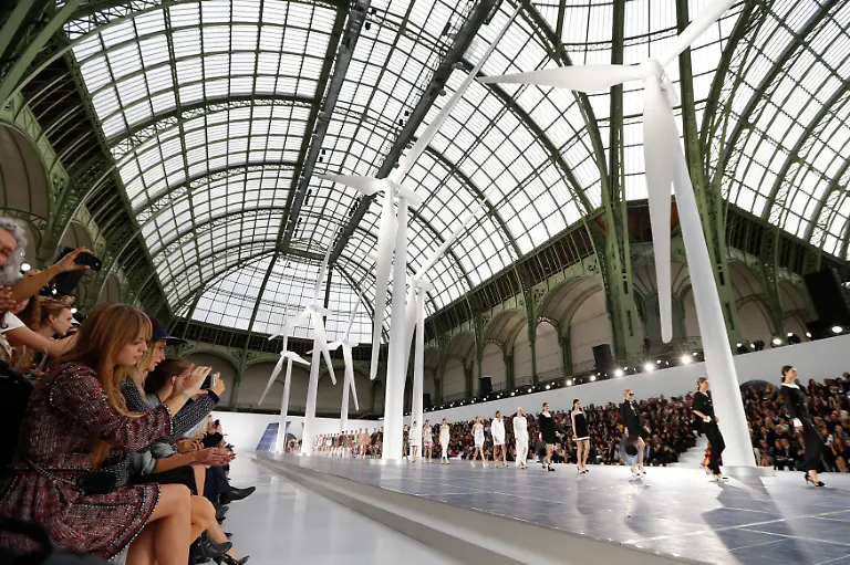 2012-10-02T113116Z-01-CHP310-RTRMDNP-3-FASHION-FRANCE-JPG8571974017952555393