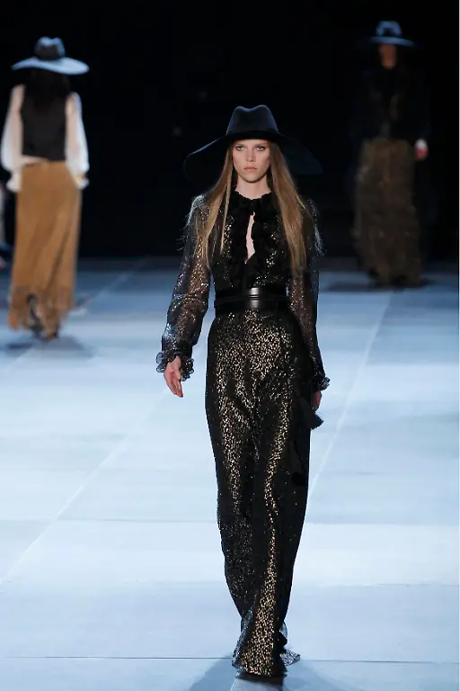 2012-10-01T201527Z-01-GFM215-RTRMDNP-3-FASHION-FRANCE-JPG6113374737859080273
