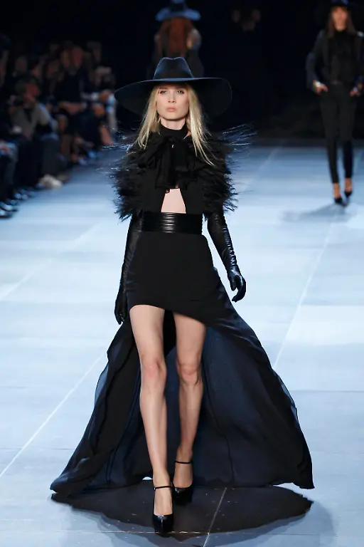2012-10-01T200150Z-01-GFM204-RTRMDNP-3-FASHION-FRANCE-JPG4108058996617608819