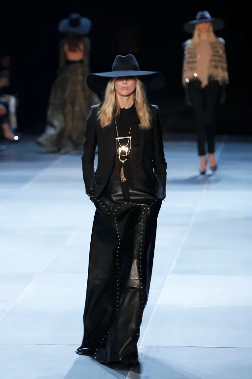 2012-10-01T201051Z-01-GFM210-RTRMDNP-3-FASHION-FRANCE-JPG8757147186935786644