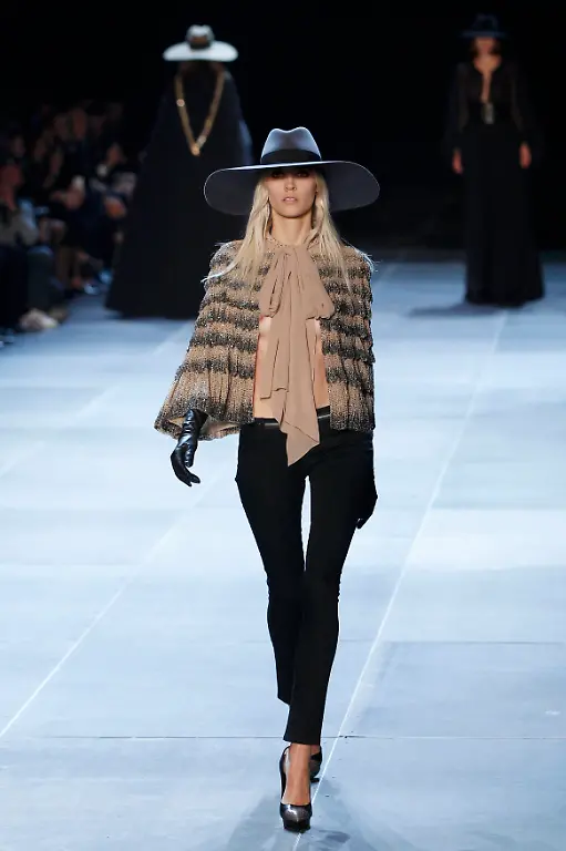 2012-10-01T195520Z-01-GFM209-RTRMDNP-3-FASHION-FRANCE-JPG6996048606504995466