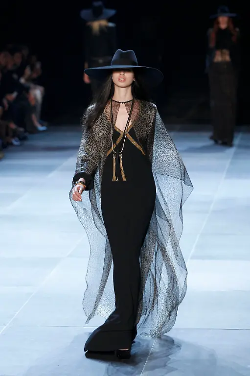 2012-10-01T201950Z-01-GFM219-RTRMDNP-3-FASHION-FRANCE-JPG7050237652739672026