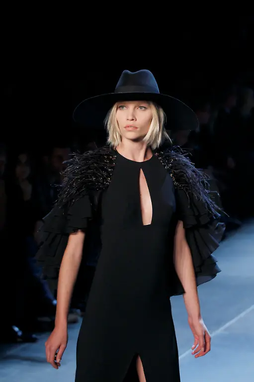 2012-10-01T205357Z-01-GFM231-RTRMDNP-3-FASHION-FRANCE-JPG760535214097438526