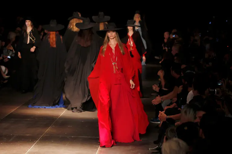 2012-10-01T204220Z-01-GFM227-RTRMDNP-3-FASHION-FRANCE-JPG8348479293664412172