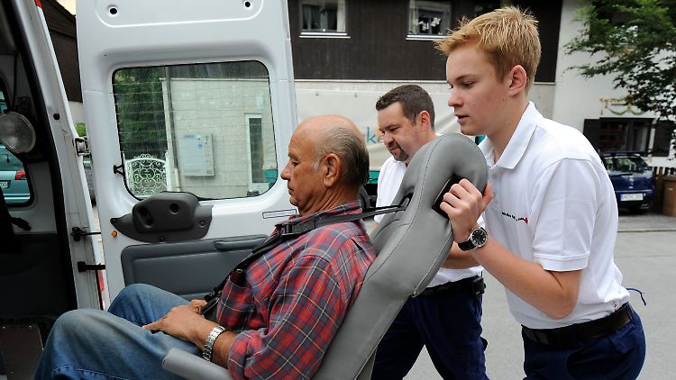 Thomas Volk (r) ist einer der ersten Bundesfreiwilligendienstleistenden in Bayern.