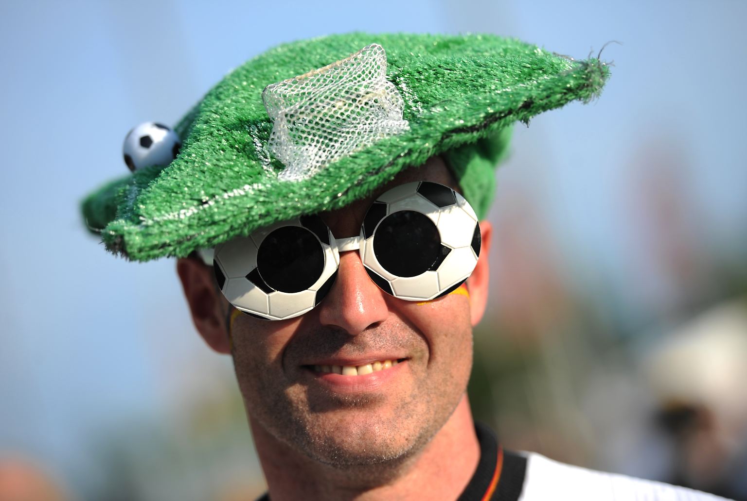 Das Runde muss ins Eckige: Ein deutscher Fan trägt die wichtigste Grundregel des Fußballs zur Schau.