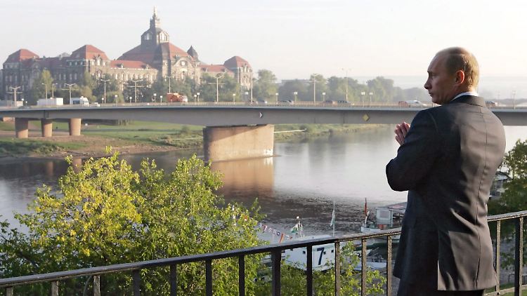 Alte Bekannte: Putin, der zu DDR-Zeiten als KGB-Agent in Dresden stationiert war, steht 2006 am Elbufer. 