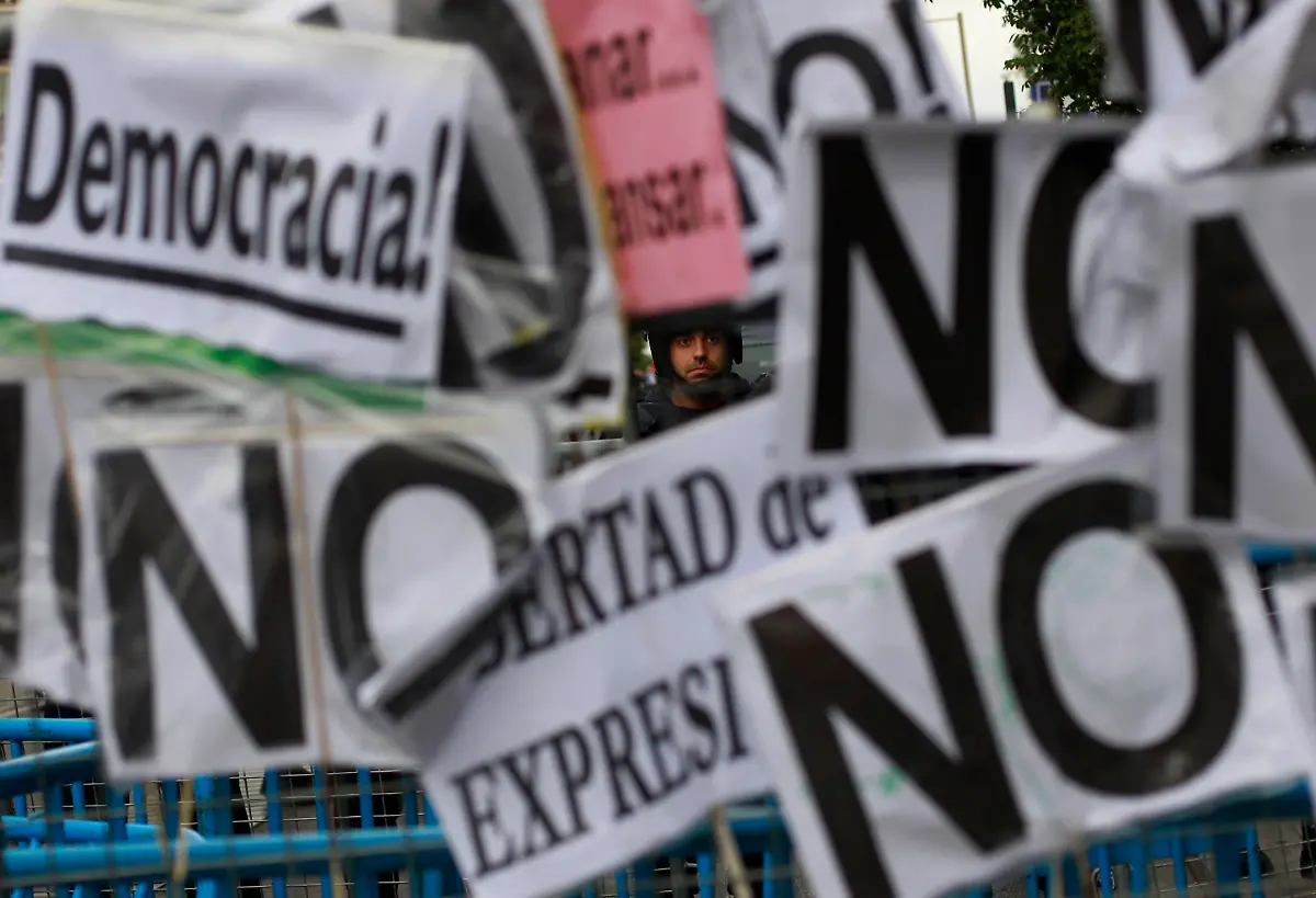 2012-09-25T211157Z-01-SVP118-RTRMDNP-3-SPAIN-BUDGET-JPG1364382915288668036